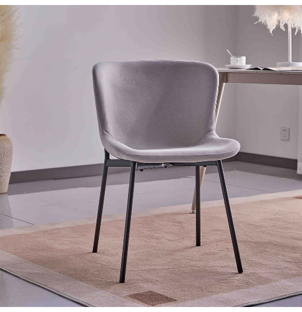 Juego de 4 Sillas con Estructura de Madera Tapizadas en Color Gris Claro y Patas Acabado Negro - Medidas 50x54x81 cm